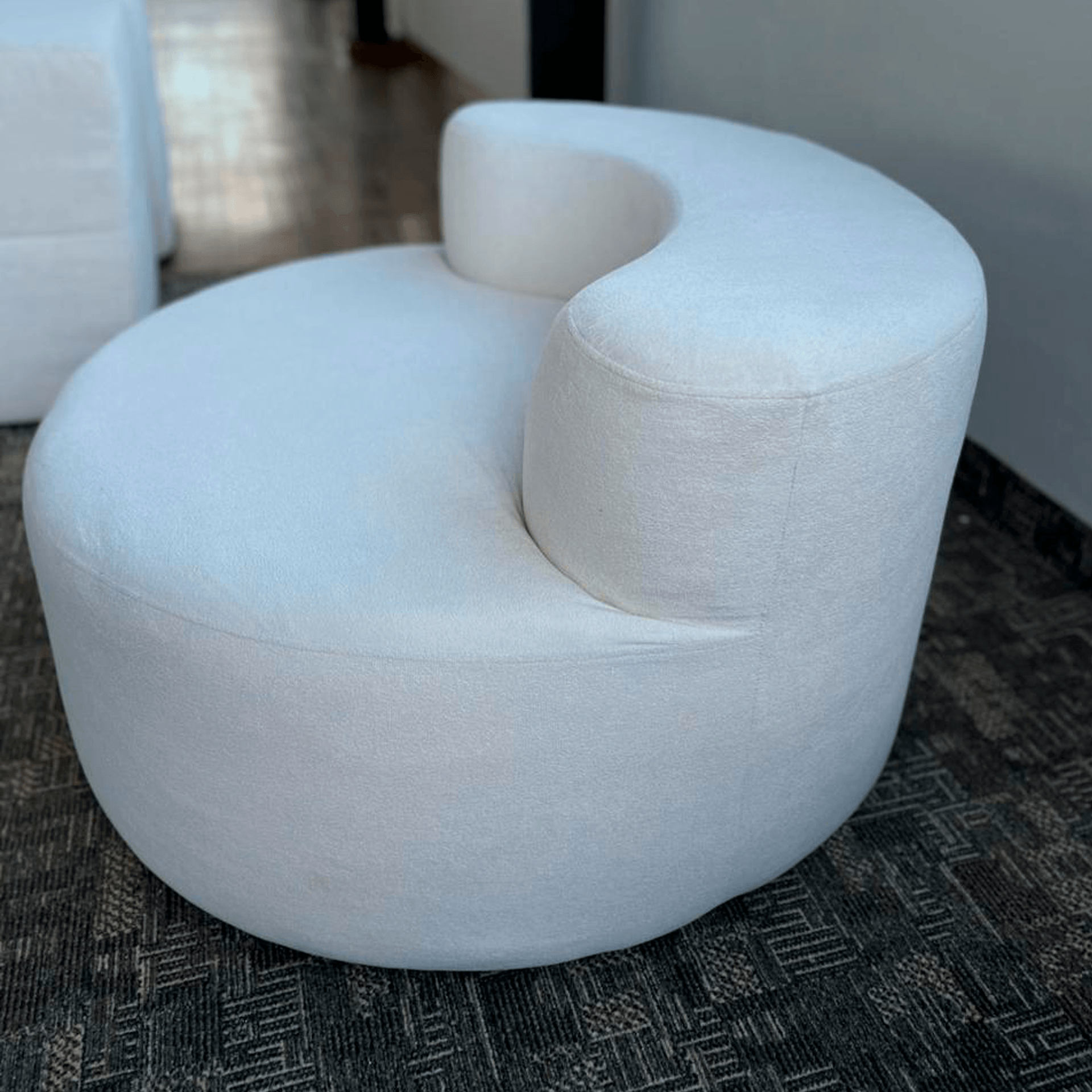 Poltrona Iris na Caixa - Design Orgânico e Praticidade Inovadora